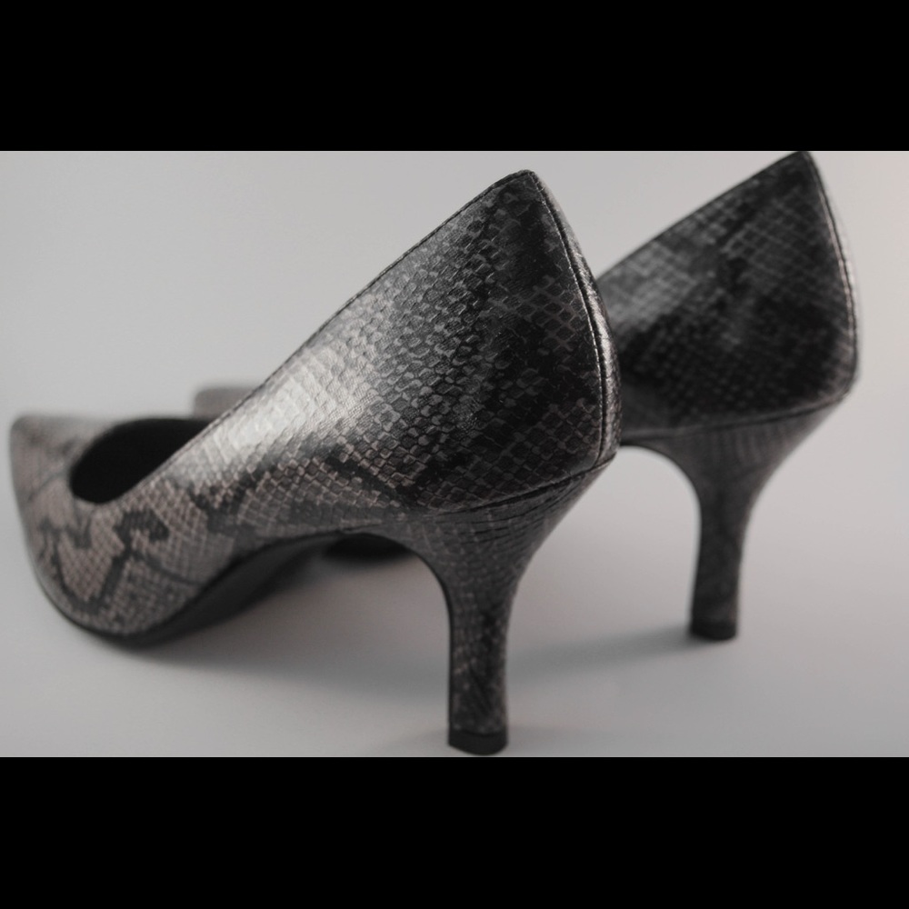 Snakeskin pumps size 9 NEW